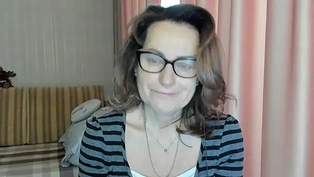 Snapshot of lauraoven chatting on 02.20.25 lauraoven online show from 02.20.25