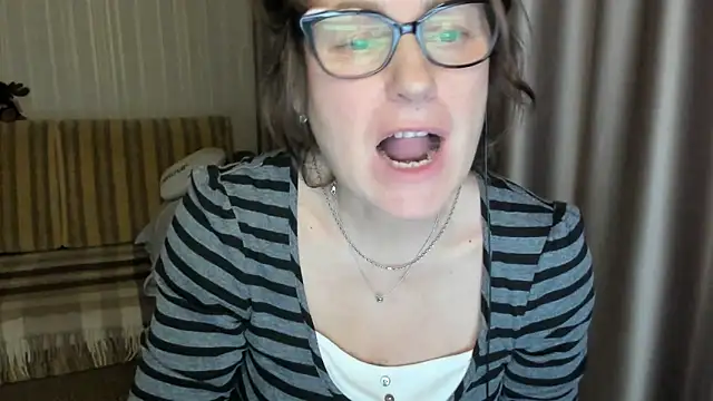 Snapshot of lauraoven chatting on 02.20.25 lauraoven online show from 02.20.25