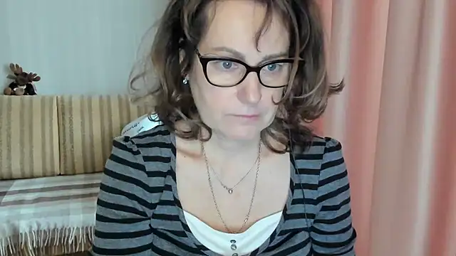 Snapshot of lauraoven chatting on 02.21.25 lauraoven online show from 02.21.25