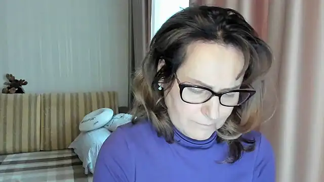 Snapshot of lauraoven chatting on 02.22.25 lauraoven online show from 02.22.25