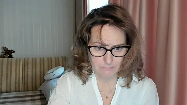 Snapshot of lauraoven chatting on 02.23.25 lauraoven online show from 02.23.25