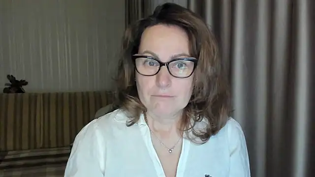 Snapshot of lauraoven chatting on 02.24.25 lauraoven online show from 02.24.25