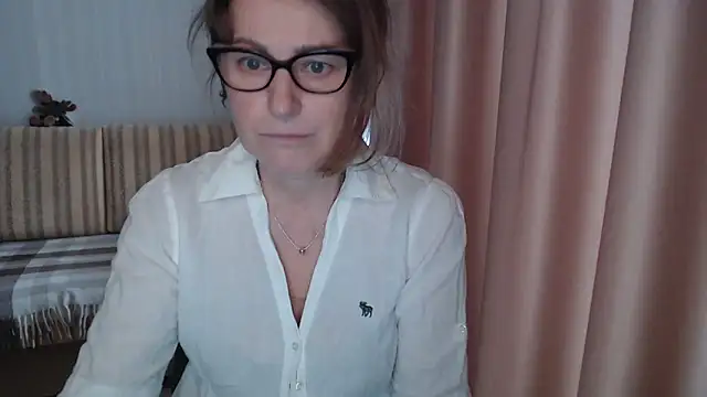 Snapshot of lauraoven chatting on 02.25.25 lauraoven online show from 02.25.25