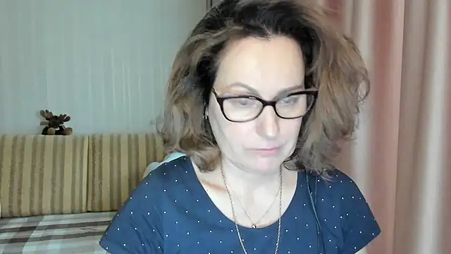 Snapshot of lauraoven chatting on 03.01.25 lauraoven online show from 03.01.25
