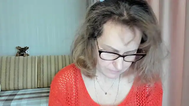 Snapshot of lauraoven chatting on 03.02.25 lauraoven online show from 03.02.25