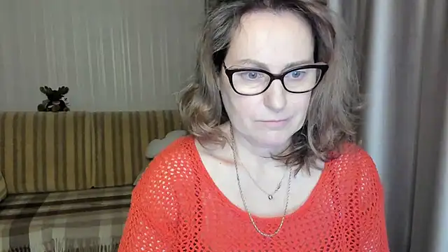 Snapshot of lauraoven chatting on 03.02.25 lauraoven online show from 03.02.25