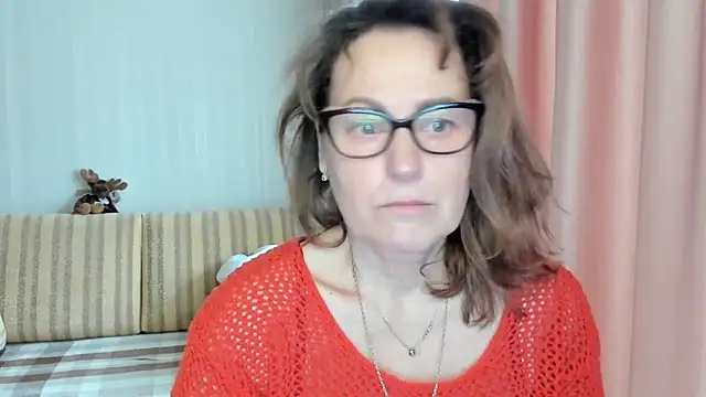 Snapshot of lauraoven chatting on 03.03.25 lauraoven online show from 03.03.25