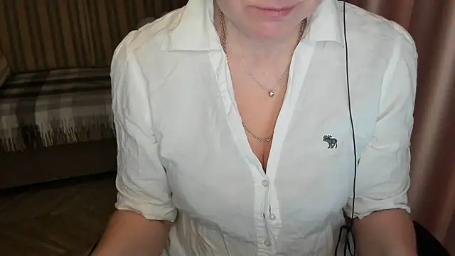 Snapshot of lauraoven chatting on 03.04.25 lauraoven online show from 03.04.25