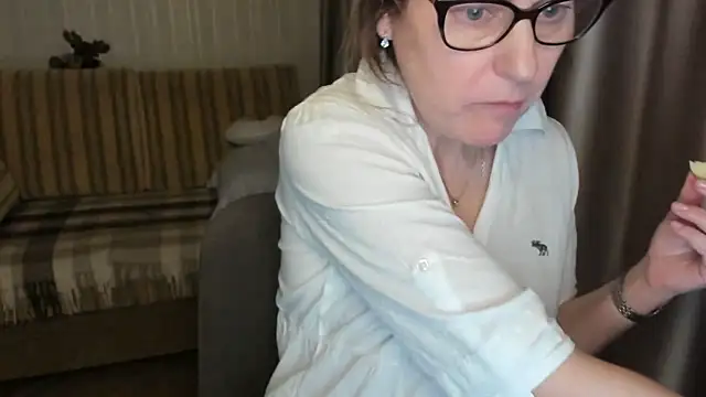 Snapshot of lauraoven chatting on 03.04.25 lauraoven online show from 03.04.25