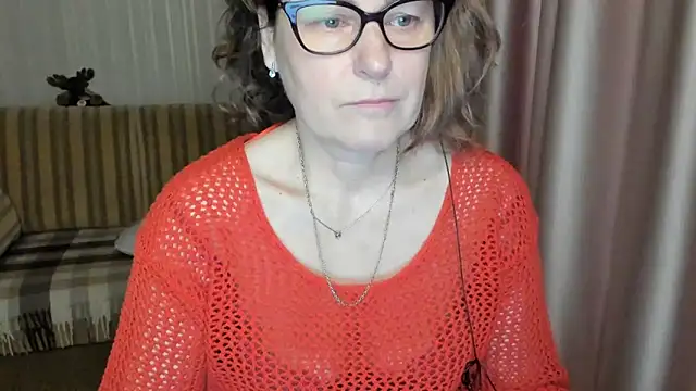 Snapshot of lauraoven chatting on 03.05.25 lauraoven online show from 03.05.25