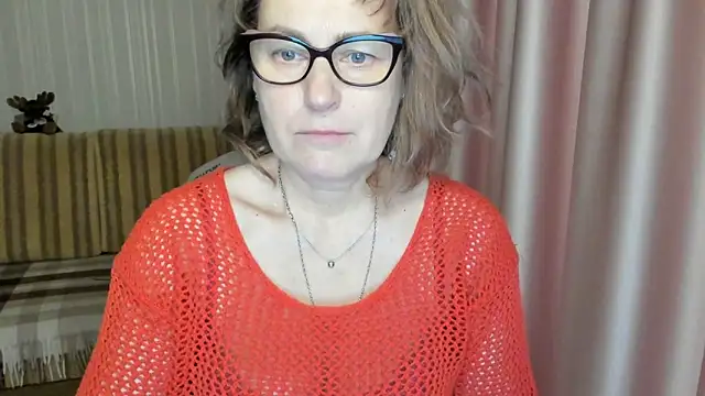 Snapshot of lauraoven chatting on 03.05.25 lauraoven online show from 03.05.25