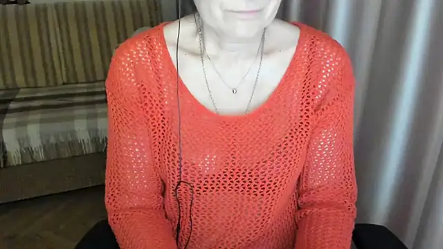 Snapshot of lauraoven chatting on 03.05.25 lauraoven online show from 03.05.25