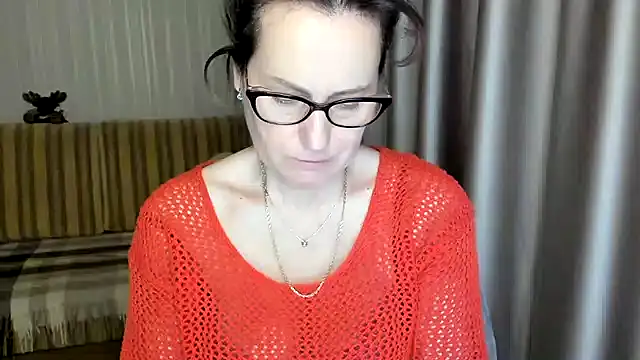 Snapshot of lauraoven chatting on 03.05.25 lauraoven online show from 03.05.25