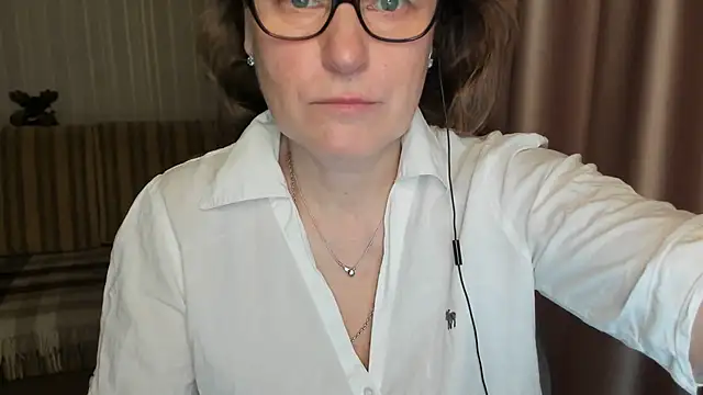 Snapshot of lauraoven chatting on 03.06.25 lauraoven online show from 03.06.25