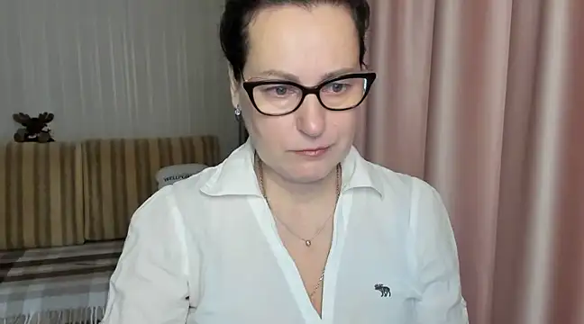 Snapshot of lauraoven chatting on 03.07.25 lauraoven online show from 03.07.25