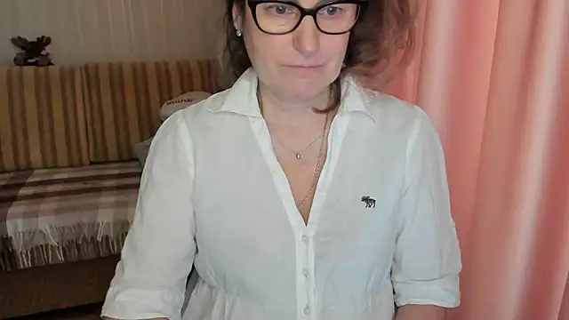 Snapshot of lauraoven chatting on 03.07.25 lauraoven online show from 03.07.25