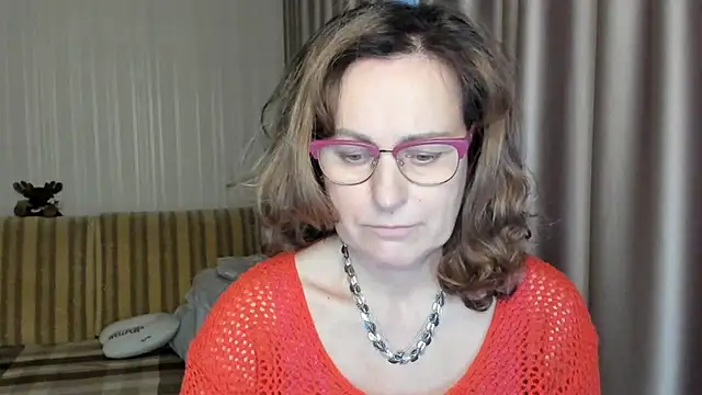 Snapshot of lauraoven chatting on 03.08.25 lauraoven online show from 03.08.25