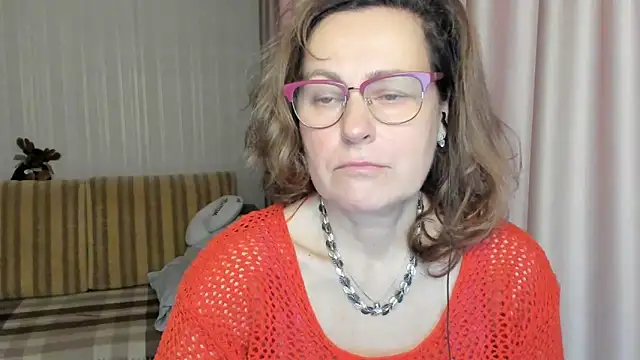 Snapshot of lauraoven chatting on 03.09.25 lauraoven online show from 03.09.25