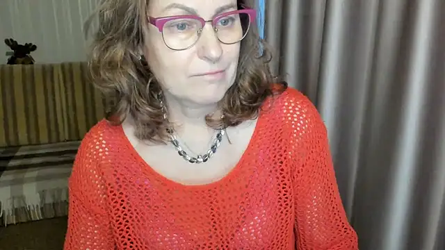 Snapshot of lauraoven chatting on 03.09.25 lauraoven online show from 03.09.25
