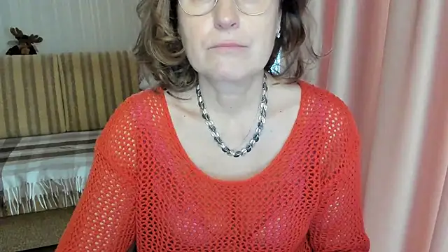 Snapshot of lauraoven chatting on 03.10.25 lauraoven online show from 03.10.25