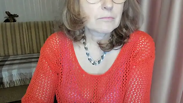 Snapshot of lauraoven chatting on 03.10.25 lauraoven online show from 03.10.25