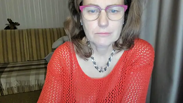 Snapshot of lauraoven chatting on 03.11.25 lauraoven online show from 03.11.25