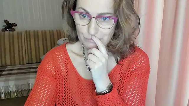 Snapshot of lauraoven chatting on 03.16.25 lauraoven online show from 03.16.25