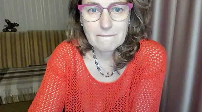 Snapshot of lauraoven chatting on 03.16.25 lauraoven online show from 03.16.25