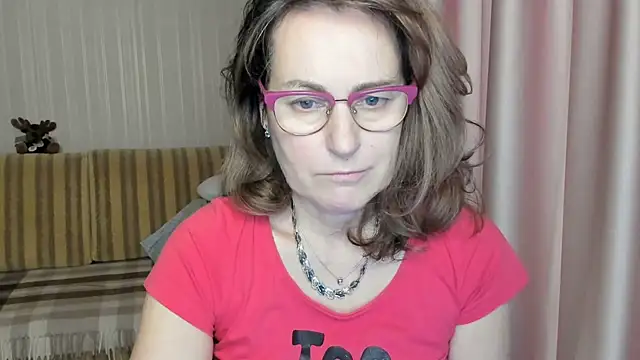 Snapshot of lauraoven chatting on 03.17.25 lauraoven online show from 03.17.25