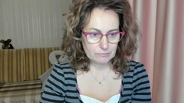 Snapshot of lauraoven chatting on 03.18.25 lauraoven online show from 03.18.25