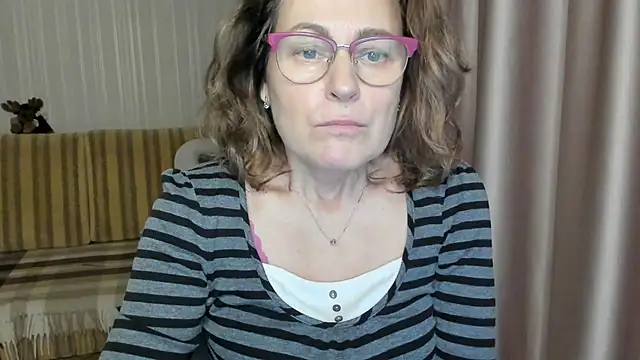 Snapshot of lauraoven chatting on 03.18.25 lauraoven online show from 03.18.25