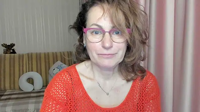 Snapshot of lauraoven chatting on 03.19.25 lauraoven online show from 03.19.25