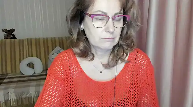 Snapshot of lauraoven chatting on 03.19.25 lauraoven online show from 03.19.25