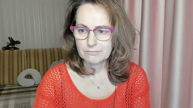 Snapshot of lauraoven chatting on 03.20.25 lauraoven online show from 03.20.25
