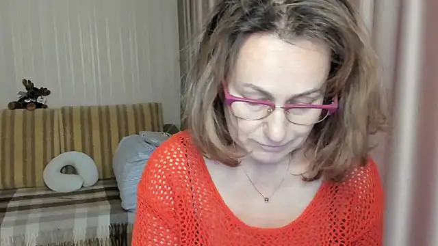 Snapshot of lauraoven chatting on 03.20.25 lauraoven online show from 03.20.25