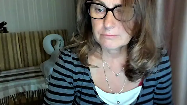 Snapshot of lauraoven chatting on 10.01.25 lauraoven online show from 10.01.25