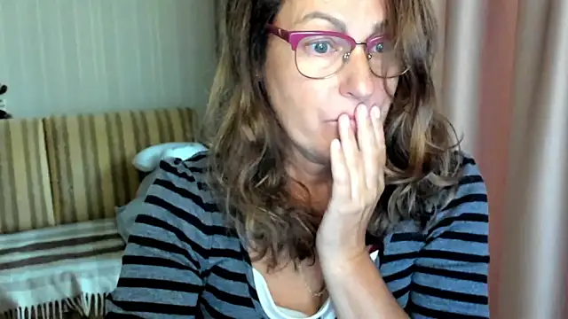 Snapshot of lauraoven chatting on 10.02.25 lauraoven online show from 10.02.25
