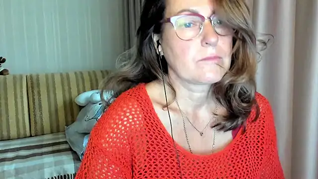 Snapshot of lauraoven chatting on 10.03.25 lauraoven online show from 10.03.25