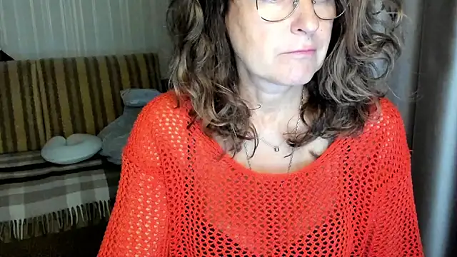 Snapshot of lauraoven chatting on 10.05.25 lauraoven online show from 10.05.25