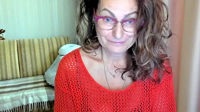 Snapshot of lauraoven chatting on 10.08.25 lauraoven online show from 10.08.25