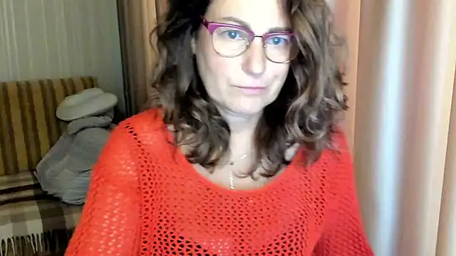 Snapshot of lauraoven chatting on 10.09.25 lauraoven online show from 10.09.25
