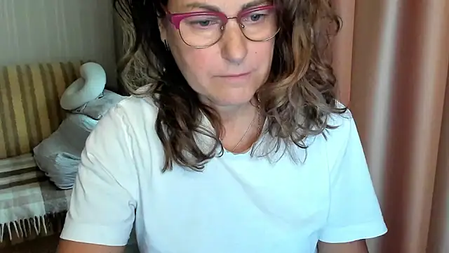 Snapshot of lauraoven chatting on 10.10.25 lauraoven online show from 10.10.25