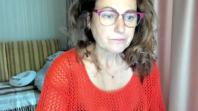 Snapshot of lauraoven chatting on 10.13.25 lauraoven online show from 10.13.25