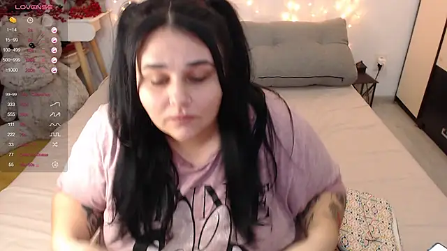 Snapshot of naughtykiss chatting on 12.18.24 naughtykiss online show from 12.18.24