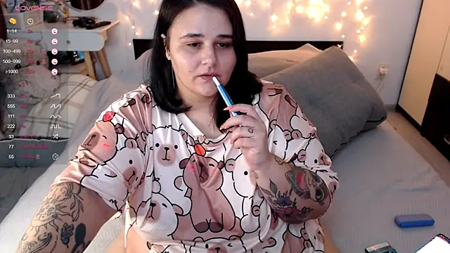 Snapshot of naughtykiss chatting on 09.19.25 naughtykiss online show from 09.19.25