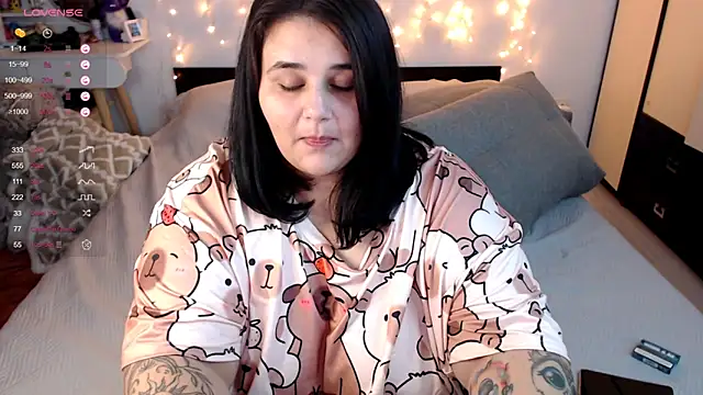 Snapshot of naughtykiss chatting on 10.15.25 naughtykiss online show from 10.15.25