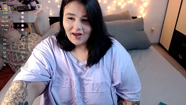 Snapshot of naughtykiss chatting on 10.19.25 naughtykiss online show from 10.19.25