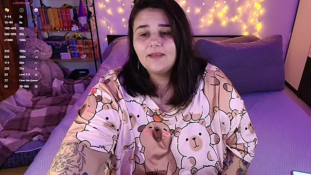 Snapshot of naughtykiss chatting on 11.17.25 naughtykiss online show from 11.17.25