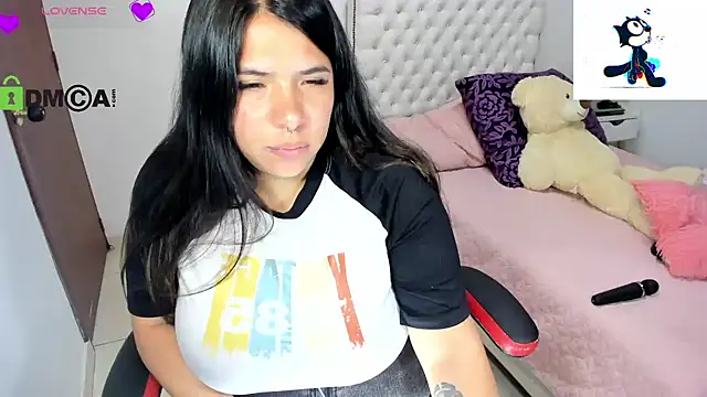 Snapshot of Karlathompson chatting on 02.10.25 Karlathompson online show from 02.10.25