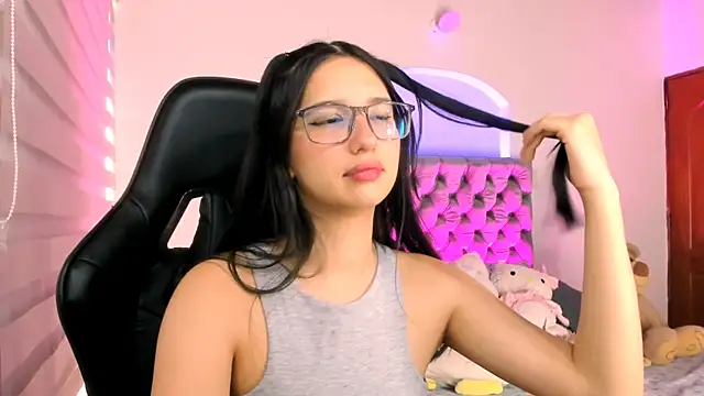 Snapshot of Luniverse chatting on 12.04.25 Luniverse online show from 12.04.25